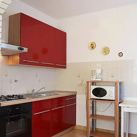 House Gaston Nyaraló *