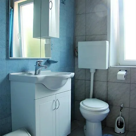 House Gaston Nyaraló *